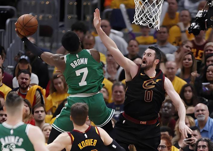 亚博体育app-塔图姆重要时刻比赛局势复杂，TL带队取胜！热度持续攀升-亚博体育app